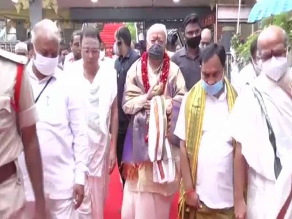 Mohan Bhagwat visits Durga temple in Vijayawada