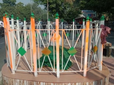2 held in Agra for painting 'mazaar' saffron
