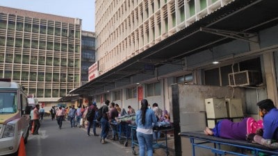Delhi's health care crumbles under corona surge, AIIMS calls it chaos
