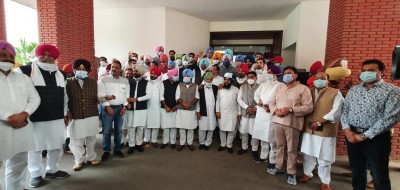 Sidhu stopped by police at Delhi entry point