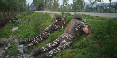 Terrorist surrenders as gunfight rages on in Kashmir (2nd Ld)