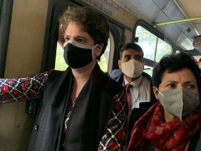ALERT: Priyanka & other Cong leaders taken into preventive custody on way to Rashtrapati Bhawan