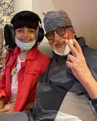 Big B makes music with Aaradhya, Aishwarya and Abhishek