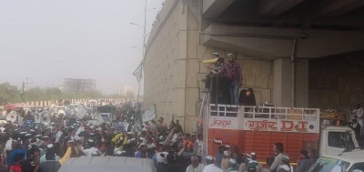 Crowd swells at Delhi-UP border with arrival of over hundred tractors