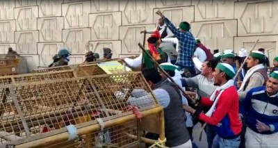 Farmers try to force their way into Delhi at Ghazipur border, stopped