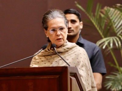 Focus on welfare of Dalits and tribals: Sonia to Thackeray