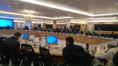 Govt-farmers Round 6: Talks underway to end deadlock