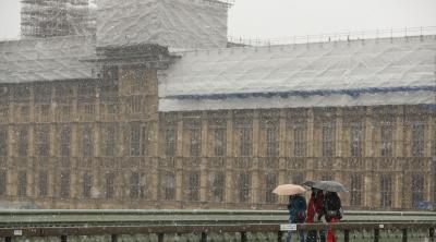 Heavy snow in England causes road disruption