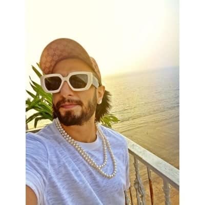 Ranveer wears a pearl neck piece, netizens wonder if it is Deepika's