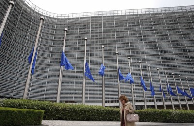 Russia bans more EU officials from entry
