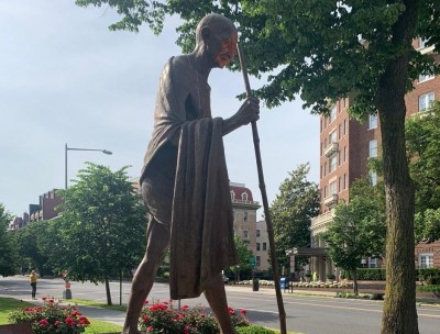 UPCC leaders stopped from garlanding Gandhi statue