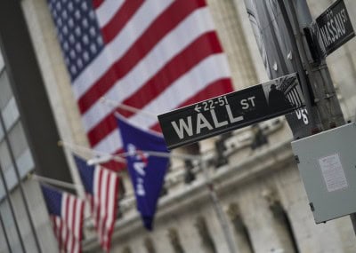 US Fed signals to keep interest rates near zero