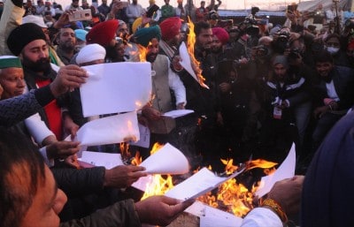 Farmer agitation: Congress 'gheraos' Nagpur Raj Bhavan