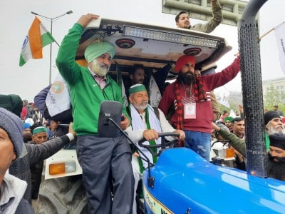 Farmers' hold 'tractor march' at Ghazipur border