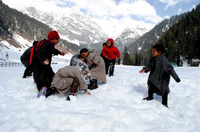 Kashmir cold wave in full swing: Another spell of snow likely