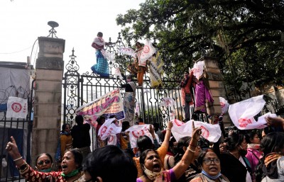 Para teachers demand equal pay, protest in front of Bengal Assembly