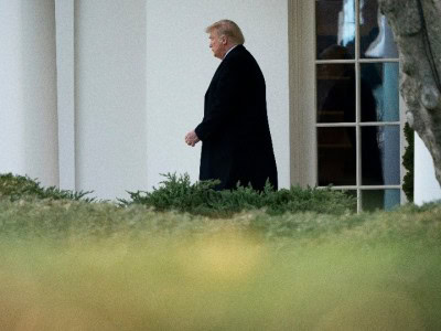 Pelosi, Schumer, Republican Congressman join calls to oust Trump from office