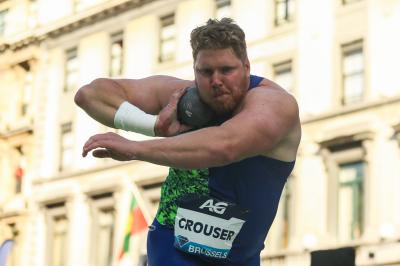 Ryan Crouser breaks world indoor shot put record