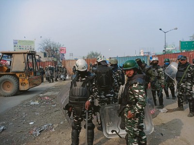 Security tightened after locals, farmers clash at Singhu border