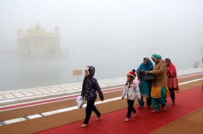 Tens of thousands throng Harmandir Sahib