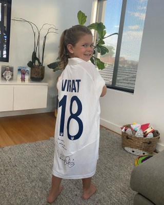 Warner thanks Kohli for his signed Test jersey