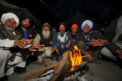 With bonfire and camaraderie, Singhu welcomes 2021