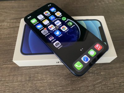 Apple smartphone sales share in US up by almost one-third