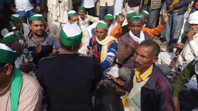 Artists perform 'Ragini' in support of farmers at Ghazipur