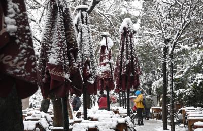 Heavy snowfall disrupts traffic in Istanbul