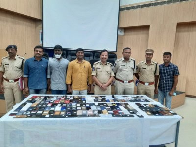 Hyd police return 200 lost cellphones to rightful owners
