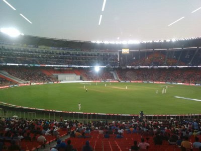 Indian batsmen see off tricky twilight period that had little threat