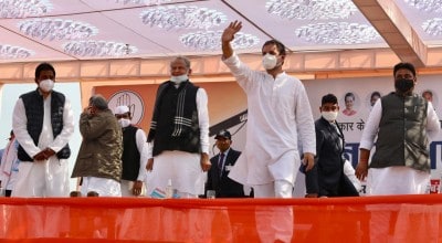 'Khat' on dais collapses at Rahul Gandhi's Kisan Mahapanchayat