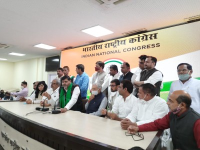 Kisan Congress stages protest outside Tomar's residence