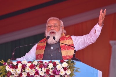 Modi impresses crowd with Bengali speech, slams Mamata over development