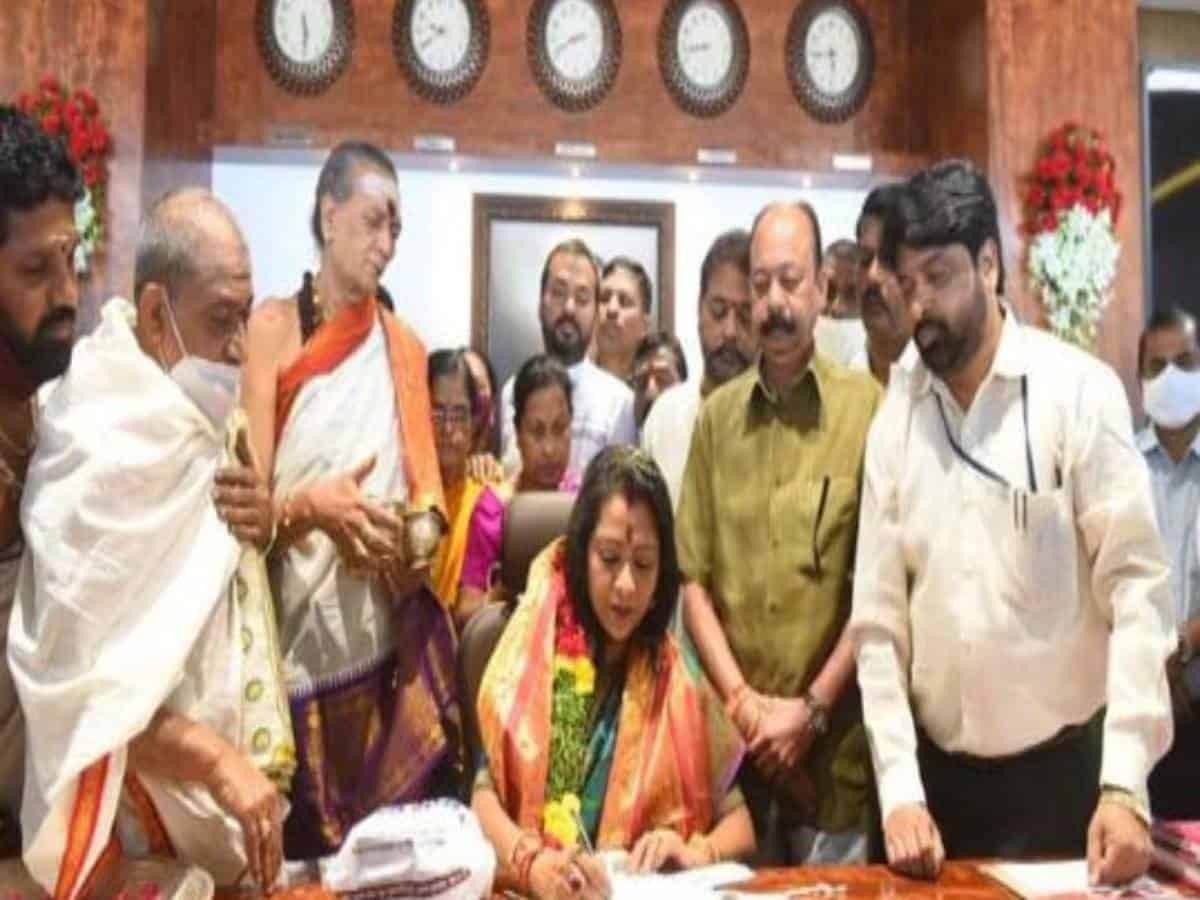 Gadwal Vijayalaxmi takes charge as GHMC mayor