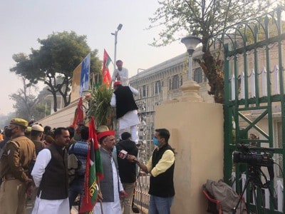 SP legislators protest as UP Budget session begins