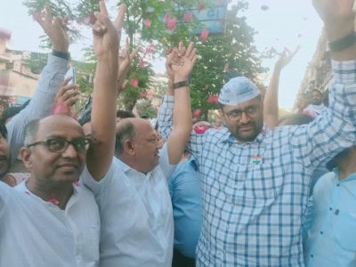 Ex-Congress corporator in Surat joins AAP