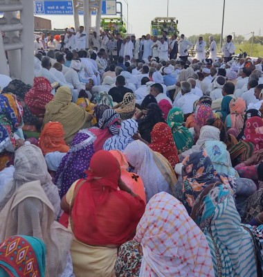 Farmers' 'langar' reaches KMP Expressway amid 5-hour blockade