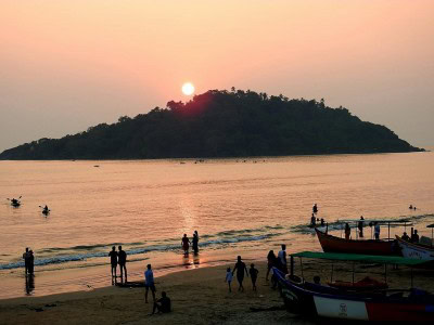 Goa beach rave party busted, 5 detained