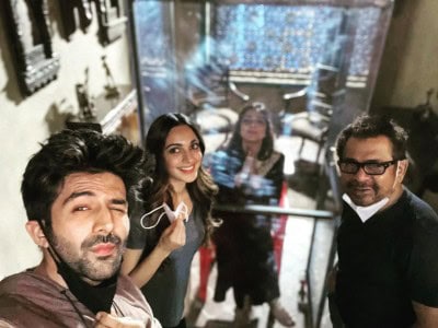Kartik Aaryan welcomes back Tabu on "Bhool Bhulaiyaa 2" set