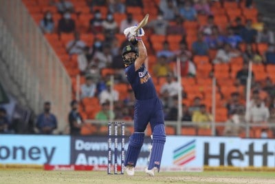 Kohli blitzkrieg powers India to 156/6