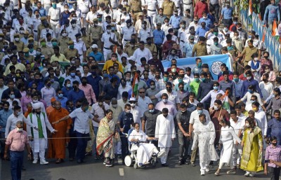 Mamata, on wheelchair, leads 5-km long roadshow in Kolkata