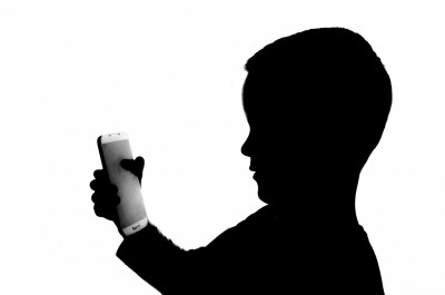 Mobile use can change how kids see the world
