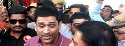 Raj crowd goes berserk to catch glimpse of Dhoni