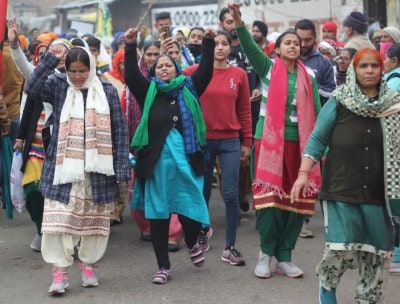 Women farmers sport mehendi with 'protest' slogan at Ghazipur