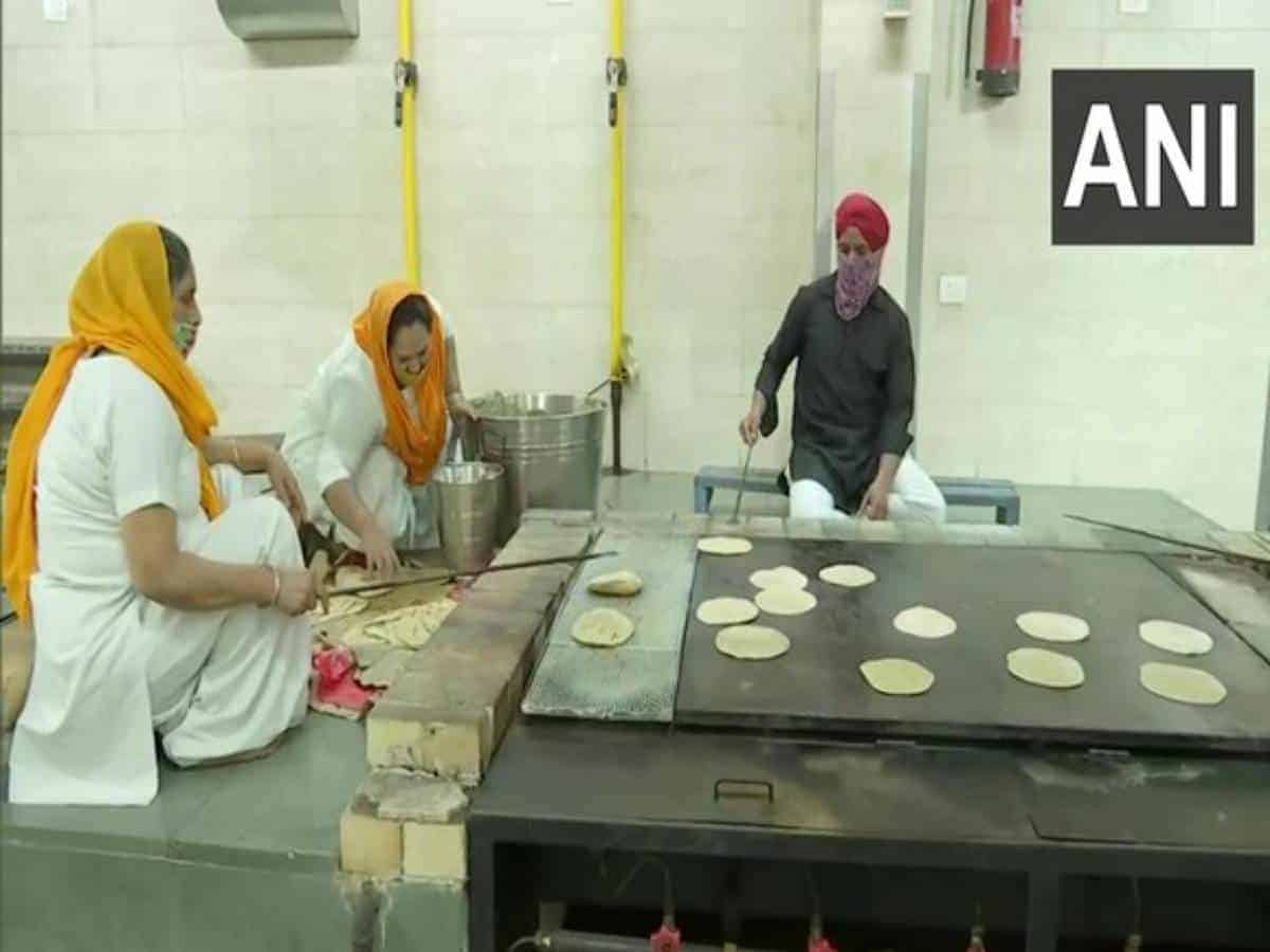 Delhi Sikh Gurudwara Prabandhan Committee provides langar food for COVID-19 patients