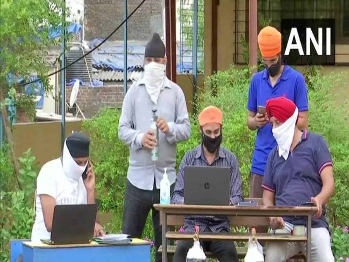 Sikh youth organisations launch call centre for free oxygen cylinders in Mumbai