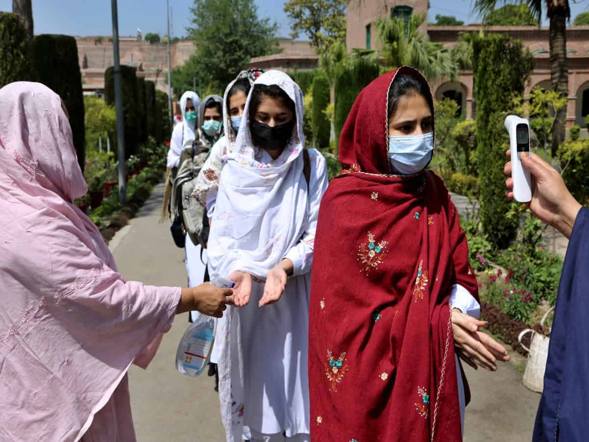 Pakistan mulls lockdown in major cities