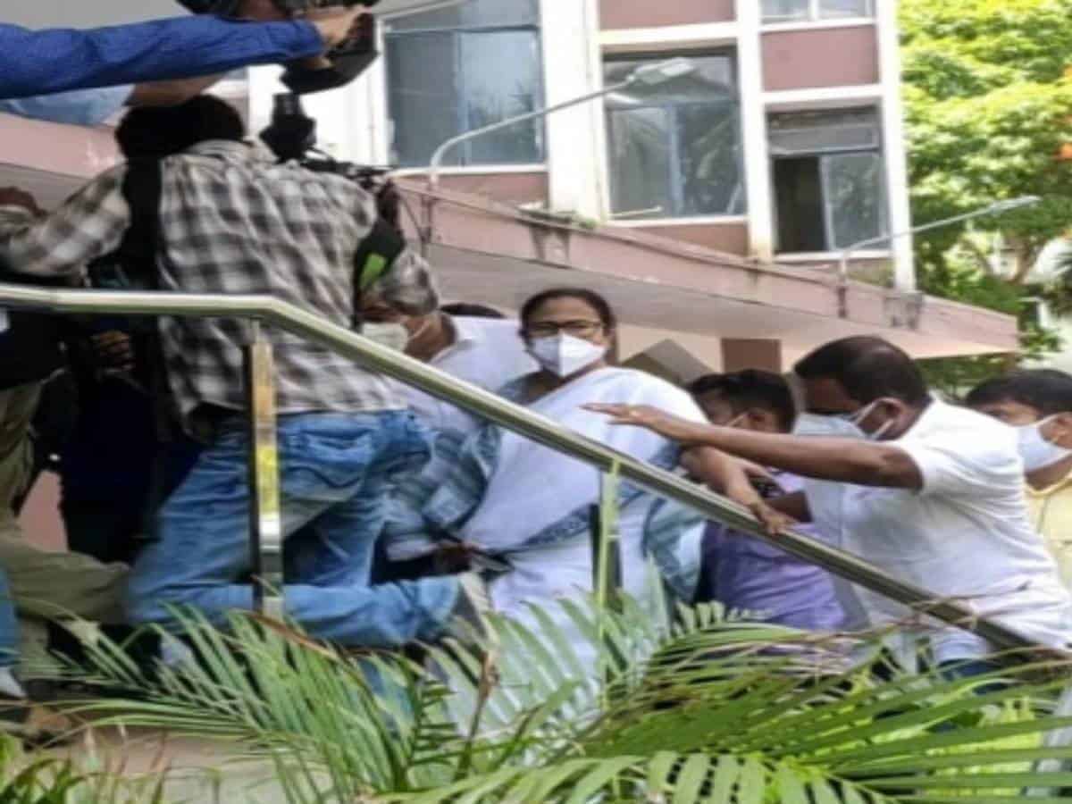 Mamata starts dharna in CBI's Kolkata office
