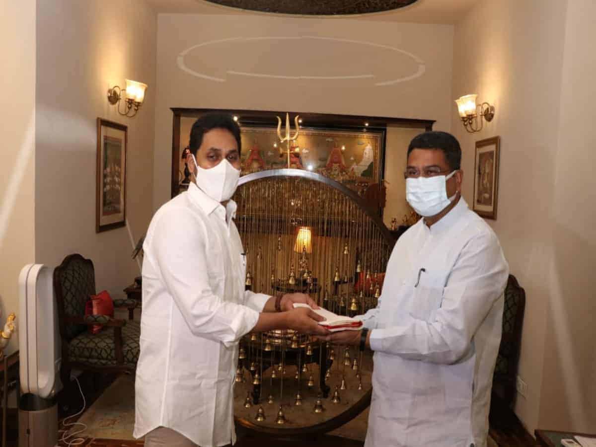 Jagan urges union minister Pradhan to stop privatizing Vizag Steel Plant